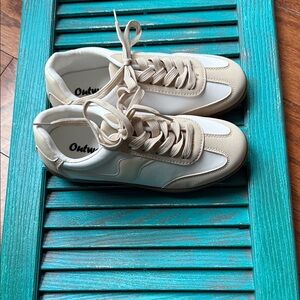 Outwoods size 6 Kids Beige and White Sneakers
